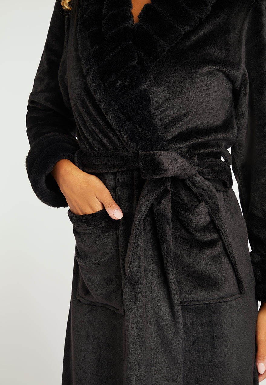 Prettylittlething Plus Black Fluffy Dressing Gown | PrettyLittleThing AUS