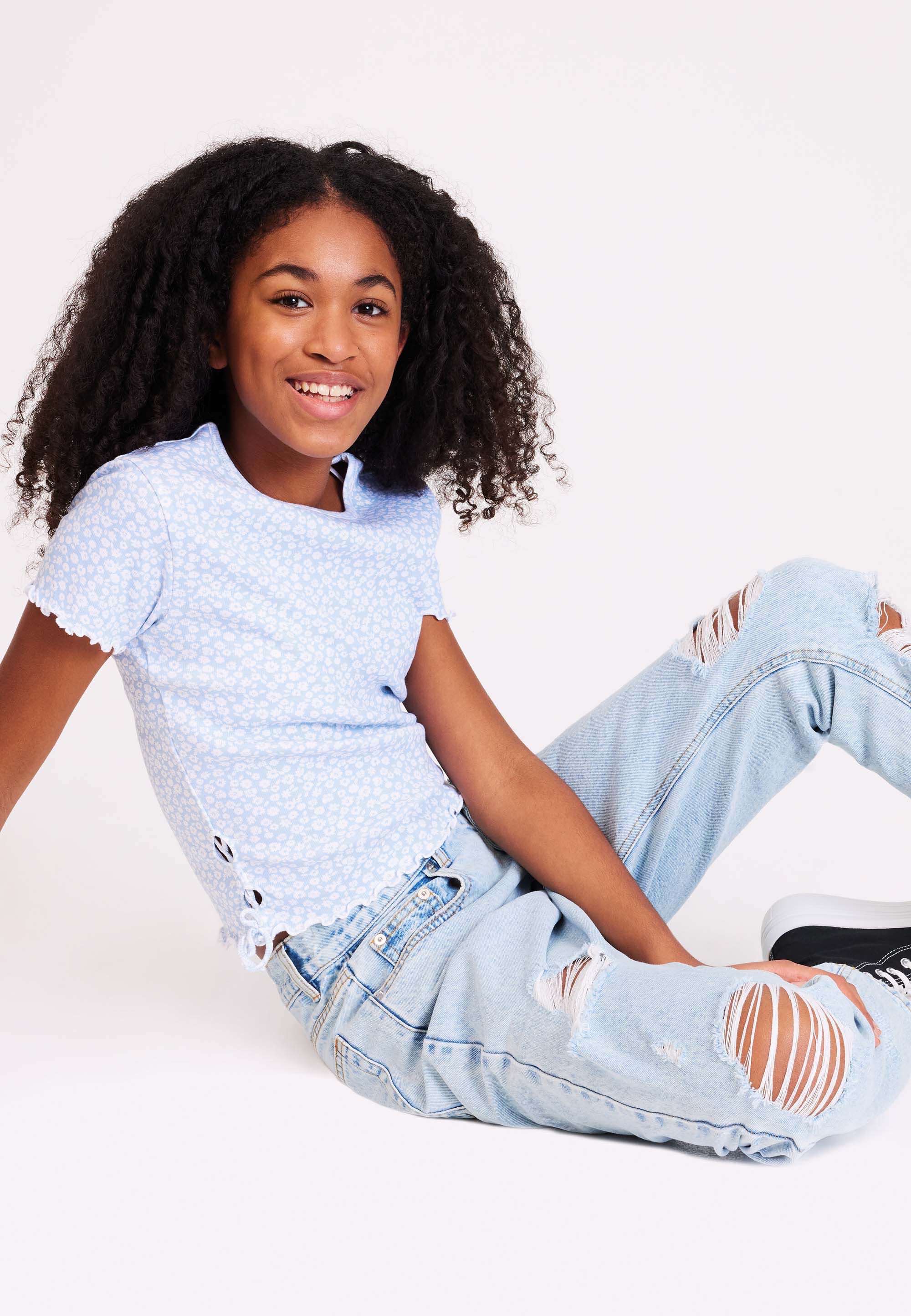 Ripped jeans and t shirt on sale
